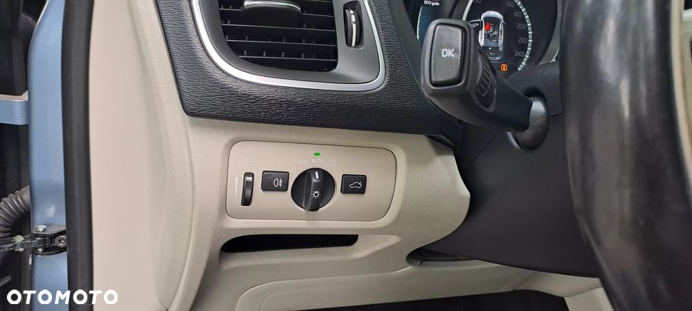 Volvo V40 T3 Geartronic Momentum - 24
