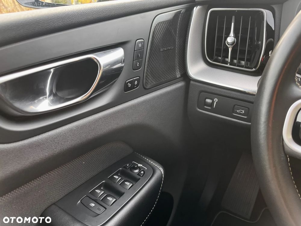 Volvo XC 60 B4 D AWD R-Design - 26