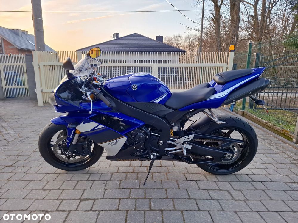 Yamaha R1 - 18
