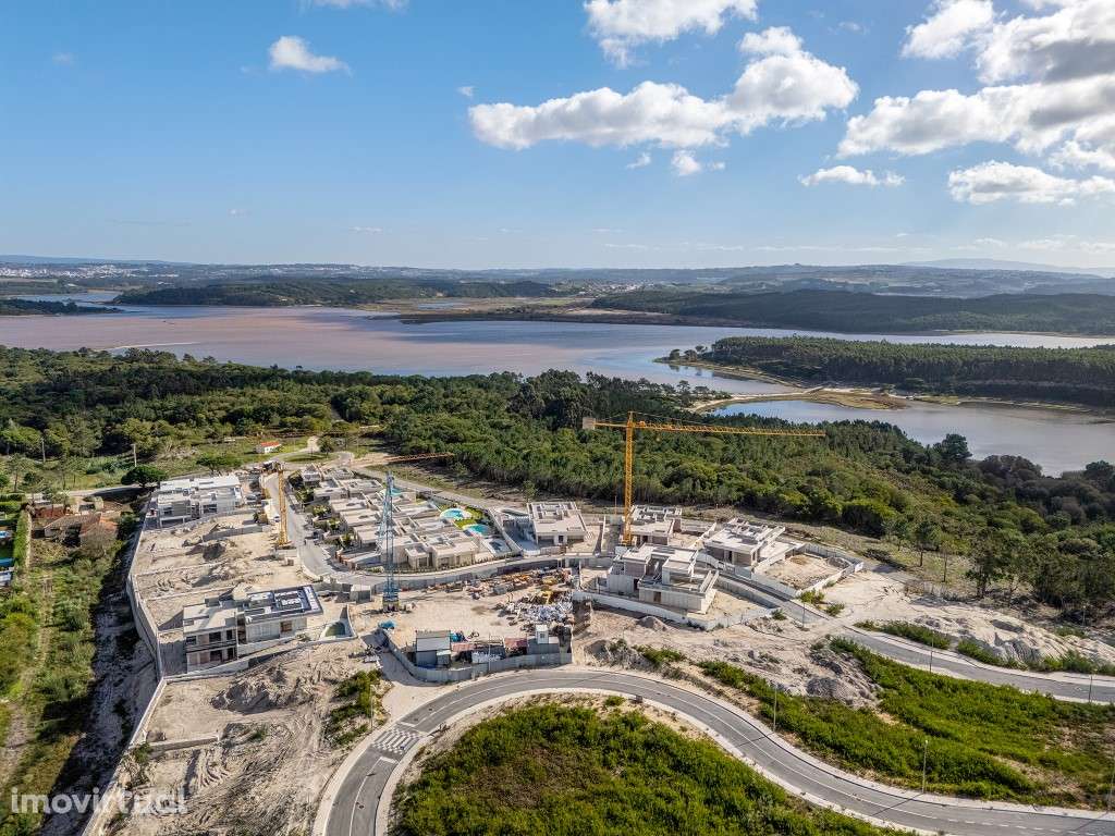 Lotes com projetos aprovados junto à Lagoa Óbidos, ao golfe e à praia - Grande imagem: 4/17