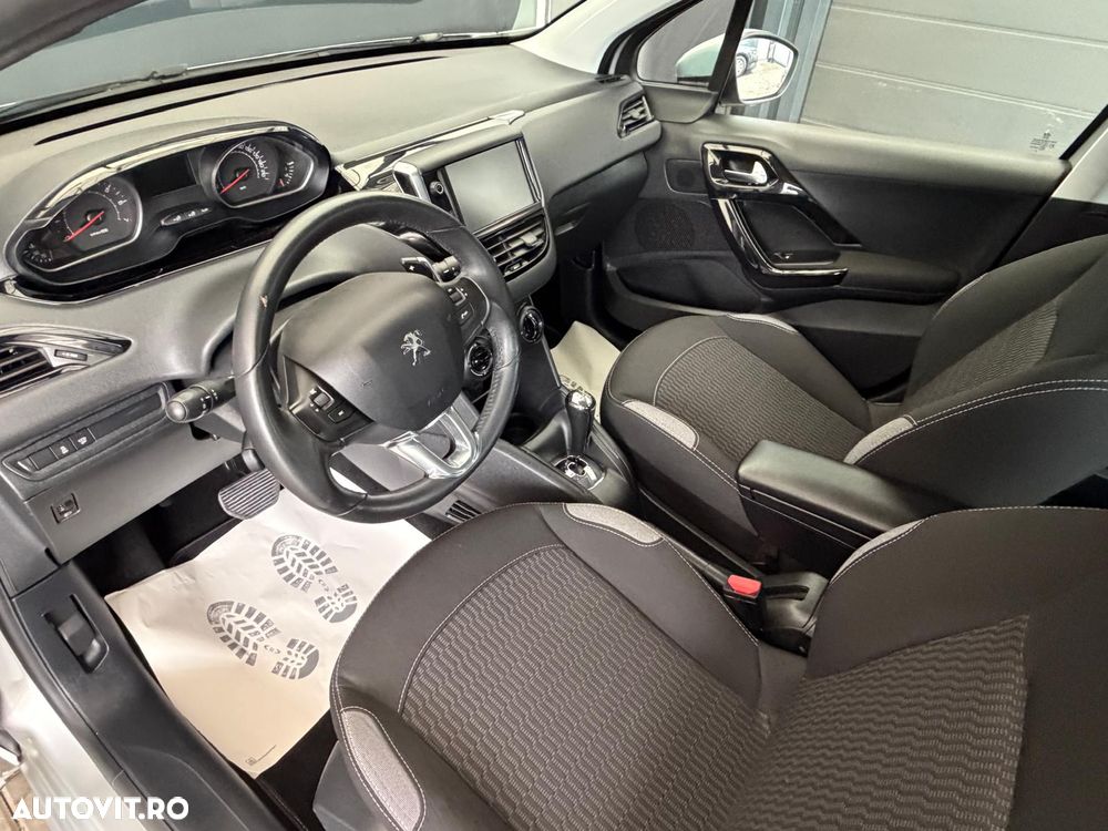 Peugeot 208 1.2 L PureTech ETG Allure - 12
