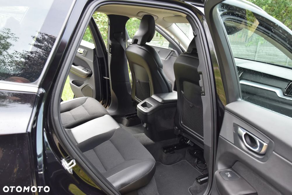Volvo XC 60 B4 D AWD Geartronic Momentum Pro - 27