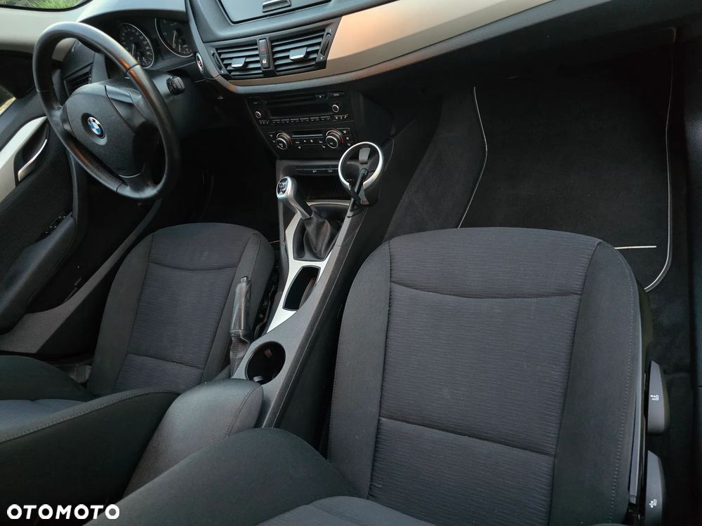 BMW X1 sDrive18d xLine - 32