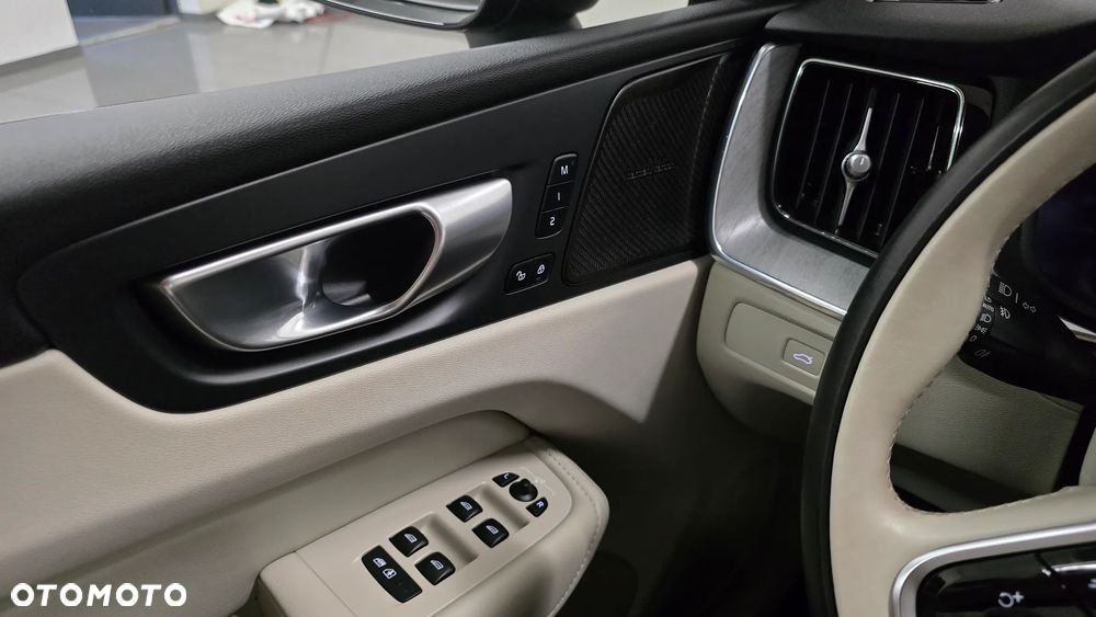 Volvo XC 60 B4 D Plus Dark - 34