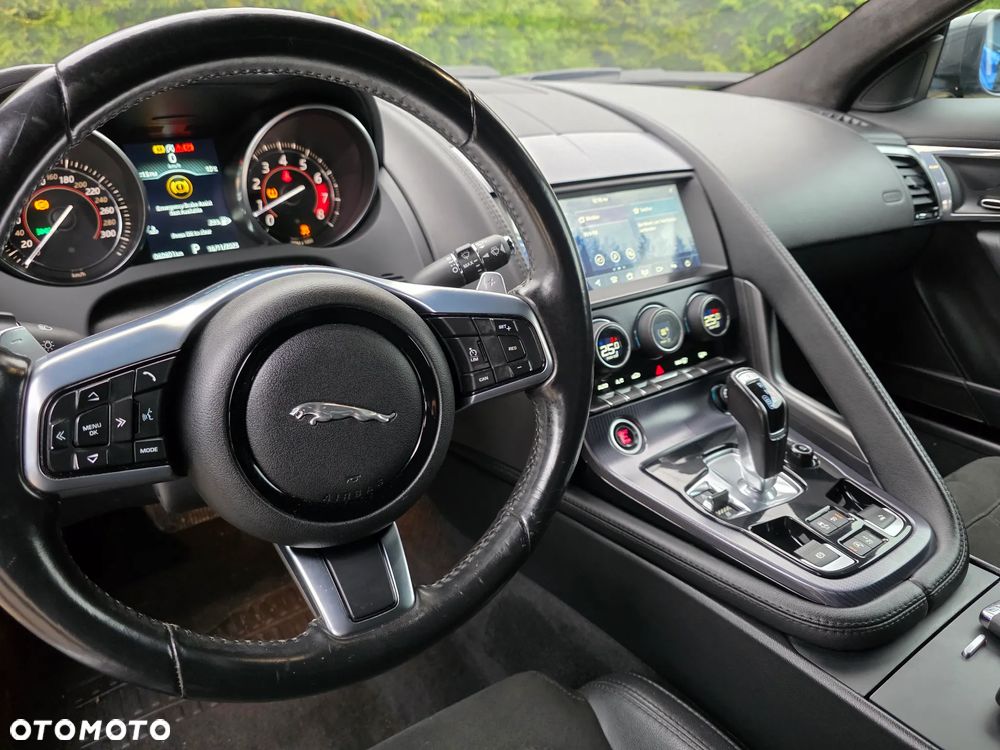 Jaguar F-Type P300 R-Dynamic - 26