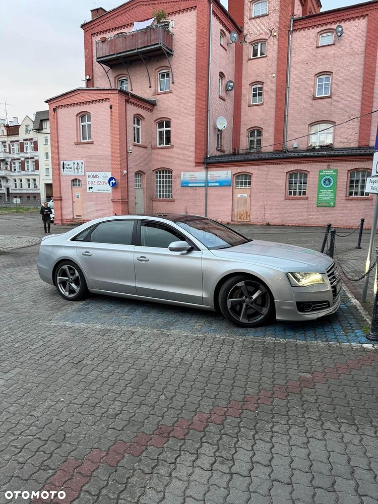Audi A8 2010 photo 2