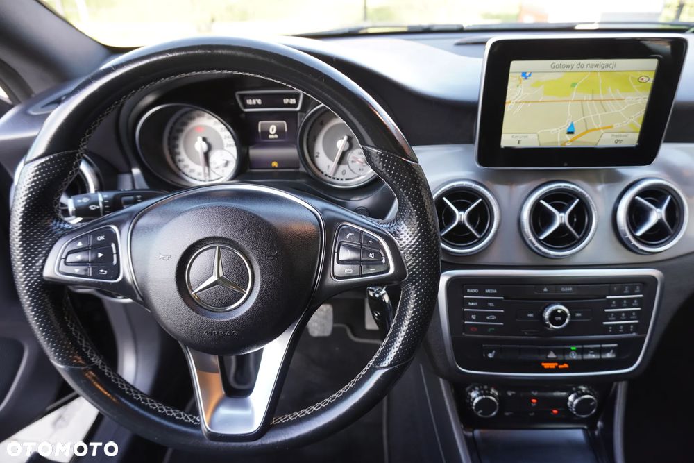 Mercedes-Benz CLA 200 Peak Edition - 18