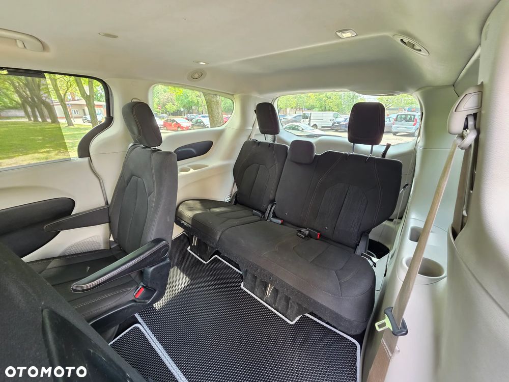 Chrysler Pacifica - 23