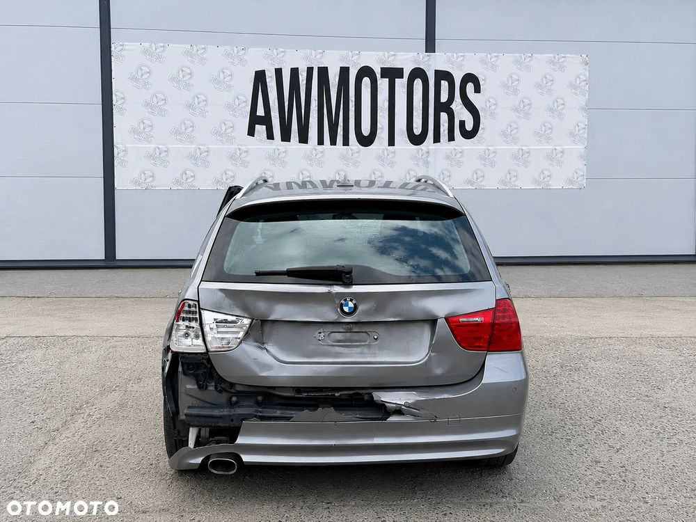 BMW 3 2011 *SAMOCHÓD NA CZĘŚCI* 885 N SPACEGRAU METALLIC (A52)  MASKA, LAMPA, DRZWI, LUSTERKO, ZDERZAK, GRILL, BŁOTNIK, KLAPA, BELKA, DESKA, FOTELE, KANAPA, ĆWIARTKA KIEROWNICA, TARCZE, ZACISKI, ZAWIESZENIE, KOMPLETNY PRZÓD, KOMPLETNY TYŁ, LICZNIK, ZEGARY, PRAWE LEWE PRZÓD TYŁ - 2