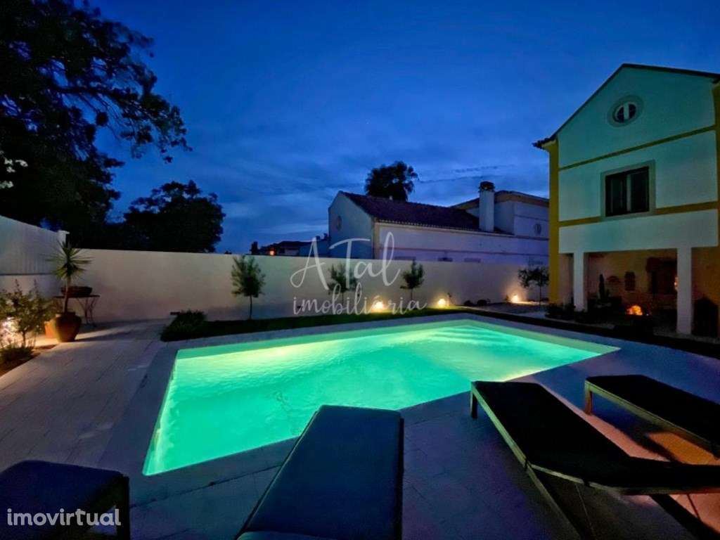 Moradia com 4 suites e piscina no condomínio Casas de Azeitão - Grande imagem: 2/48