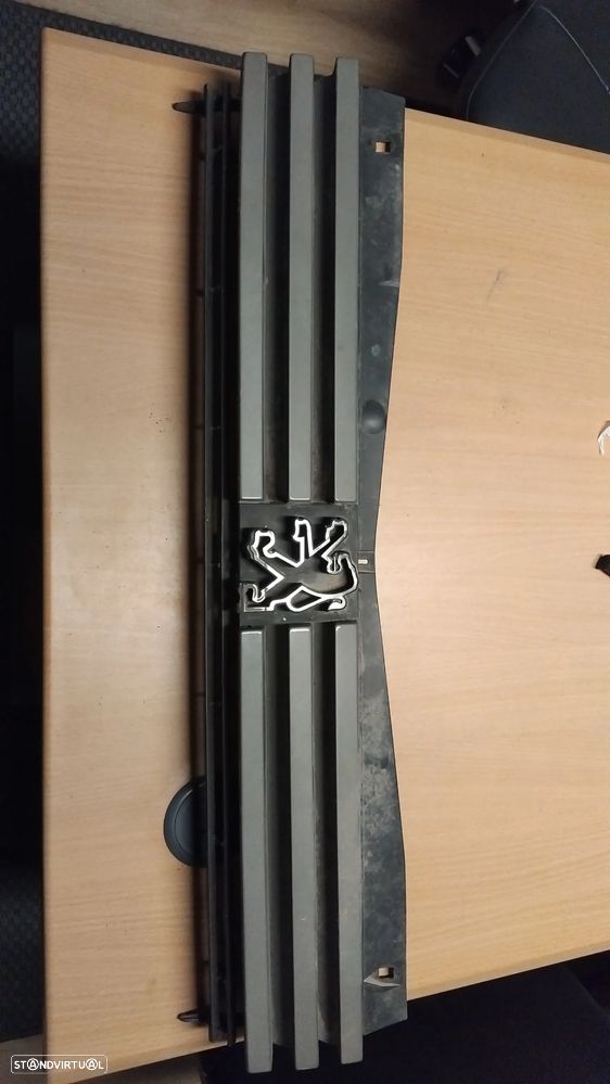 Grelha central Peugeot 205 original usada - 1