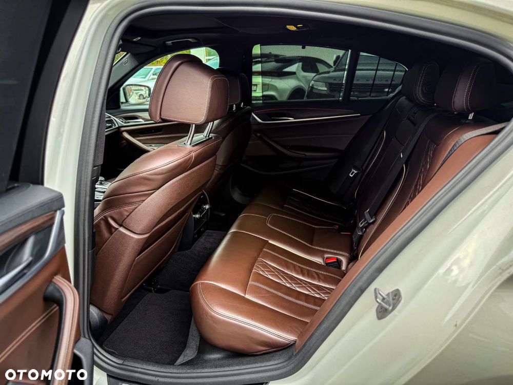 BMW Seria 5 520d xDrive M Sport Edition - 12