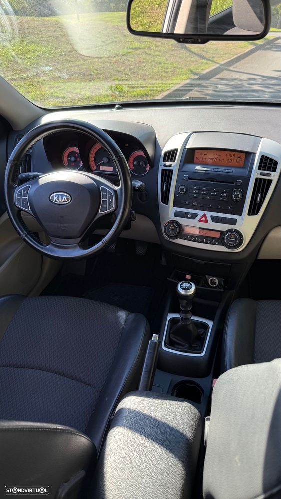 Kia Ceed 1.6 CRDi EX — fotografia 16