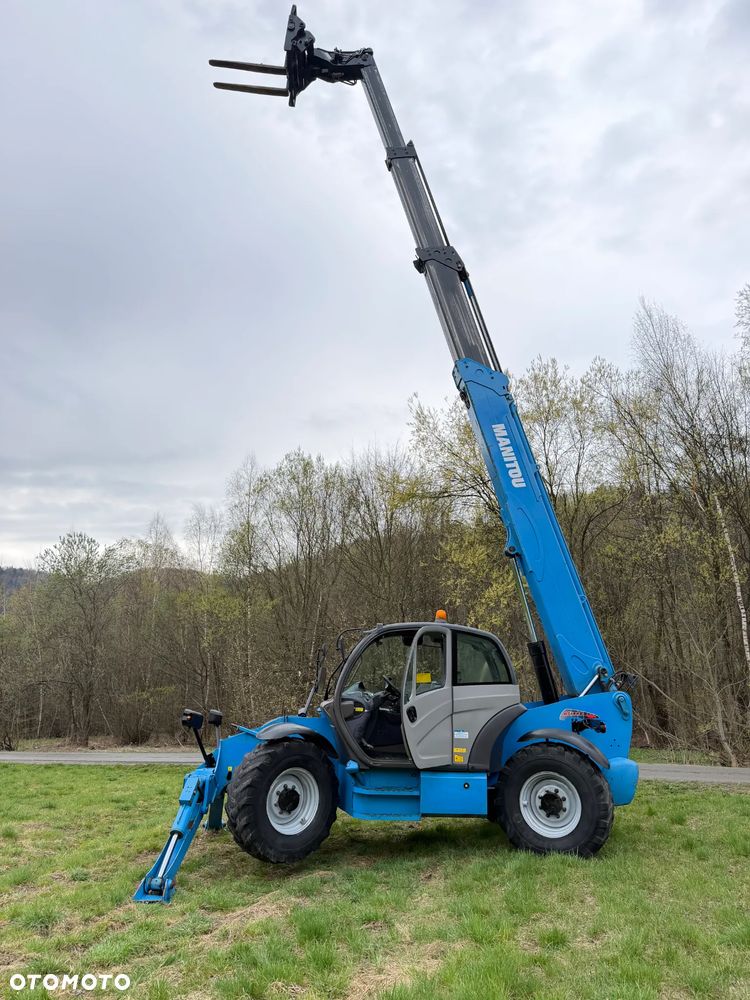 Manitou MT1840. Ładowarka Teleskopowa 18 metrów wysuw! UDŹWIG 4 TONY! Przebieg 2600 mtg. jak Nowa z SALONU. 2016 rok. z Norwegii z Gospodarstwa rolnego! Silnik PERKINS Turbo 110 km. Aktualne Serwisy w Dekra. Nowy Model sterowane wszystko z 1 dżojstika. Ani deka luzów czy wycieku. OKAZJA! Jazda REWERS + 4 biegi. Skręt 3 tryby. Wyjście Hydrauliczne pod przyczepę i oświetlenie, Poziomowanie ośi stabilizatory! Wyjścia Hydrauliczne na maszt! Okazja - 17