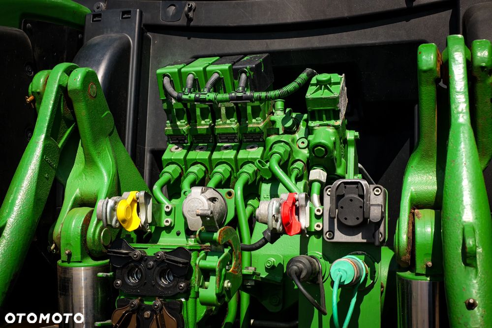 John Deere 6215R - 6