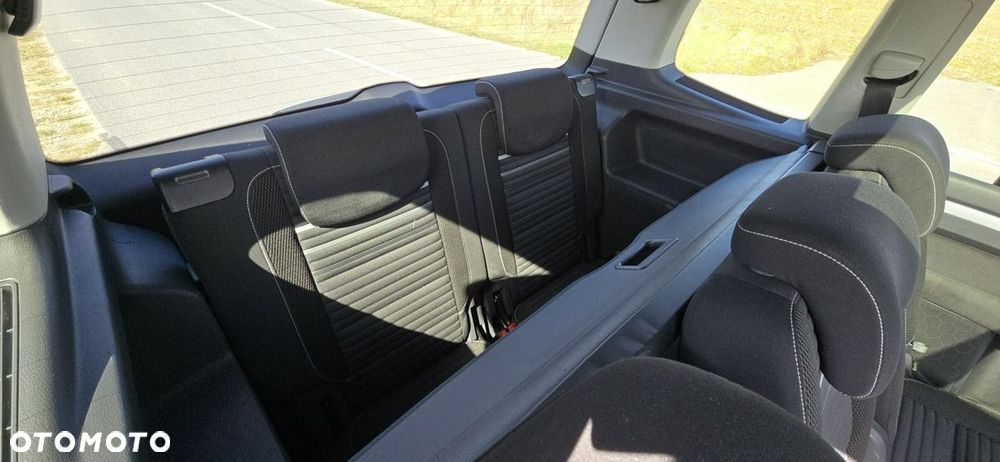 Volkswagen Touran - 16