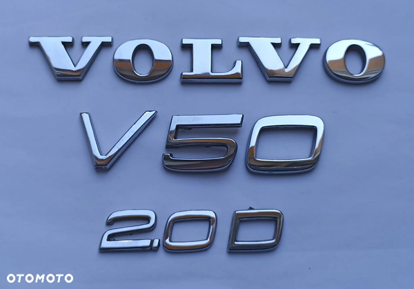 Napis Volvo V50 emblemat