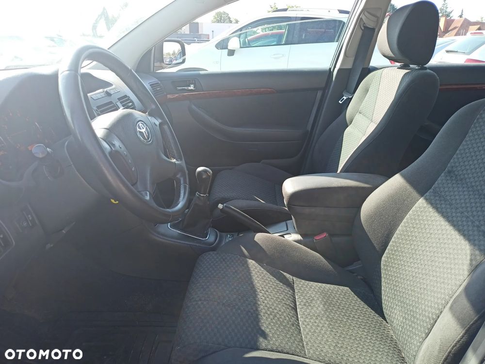 Toyota Avensis - 8