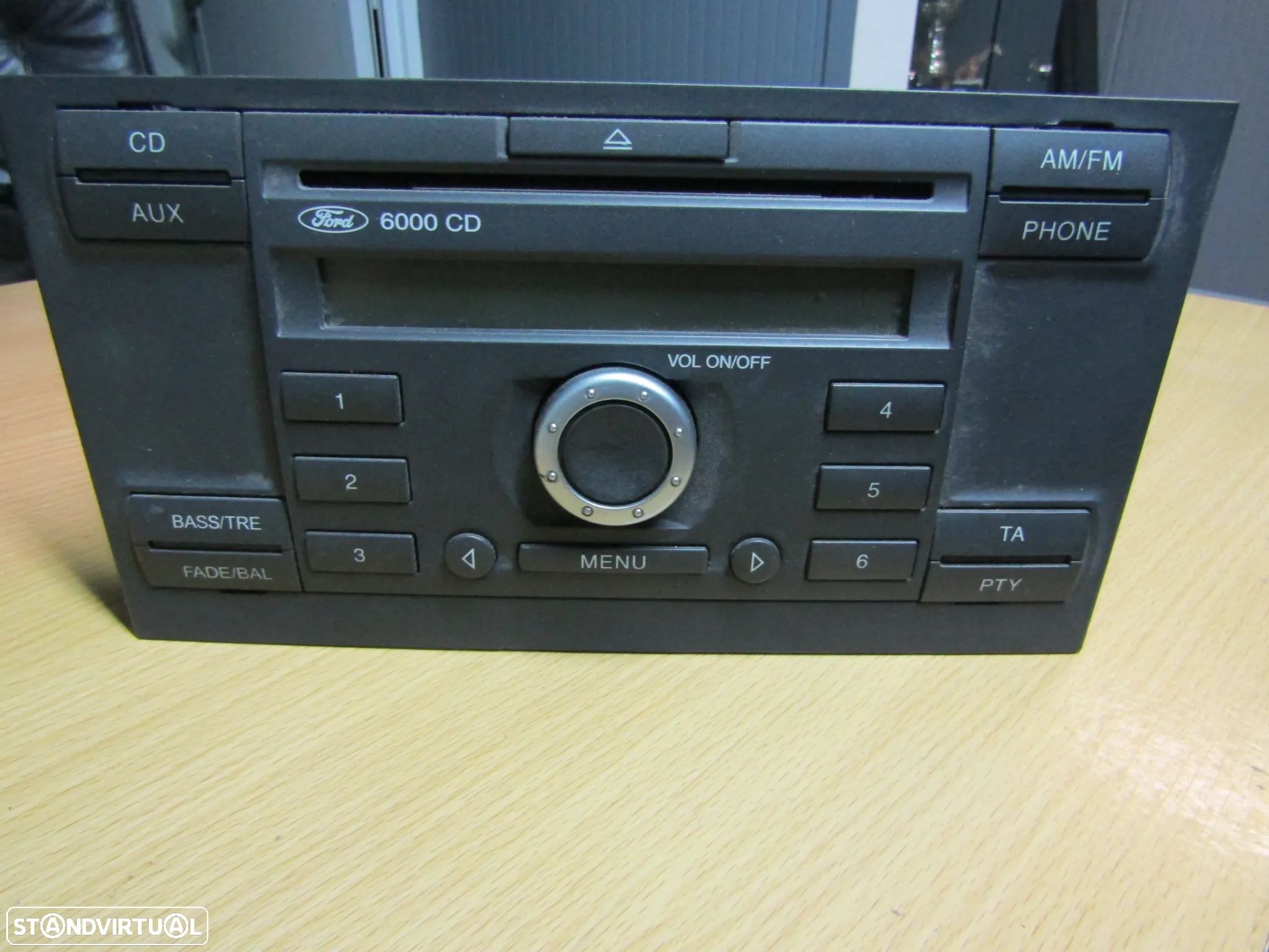 Radio Ford 6000 CD (ver fotos) - 1