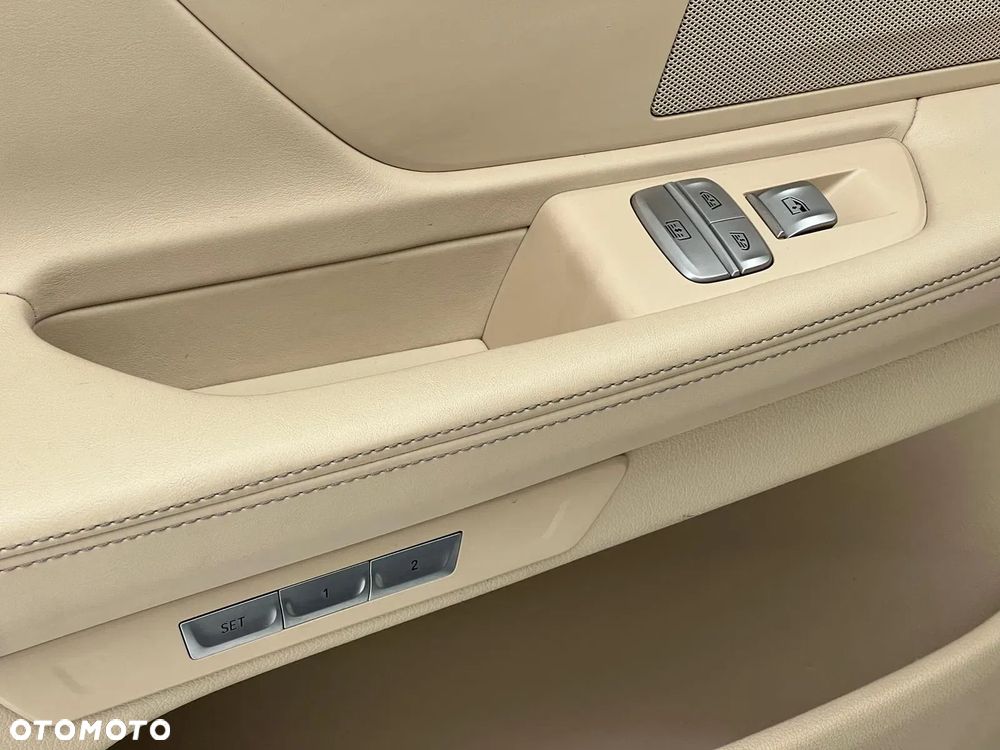 BMW Seria 7 750i xDrive - 37