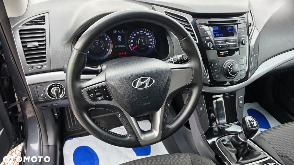 Hyundai i40 Kombi blue 1.6 Family - 17