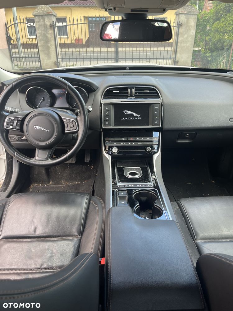 Jaguar XE - 6