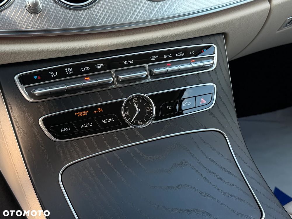 Mercedes-Benz Klasa E 220 d 4-Matic 9G-TRONIC - 23