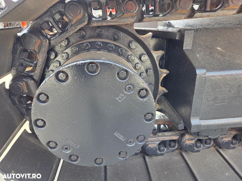 Hitachi ZX250, 6.535h, cupa NOUA 1,55mc, Masa 27,2tone, 2018, INGUST latime 2,99m, adancime sapare 7m, consum mediu 12,6l/h, lant 80% ok doar 620h deplasare, camera spate si laterale, inst picon, inst rotire, Isuzu 173CP, posibil leaasing-PROMOTIE 89.900 EUR - 9