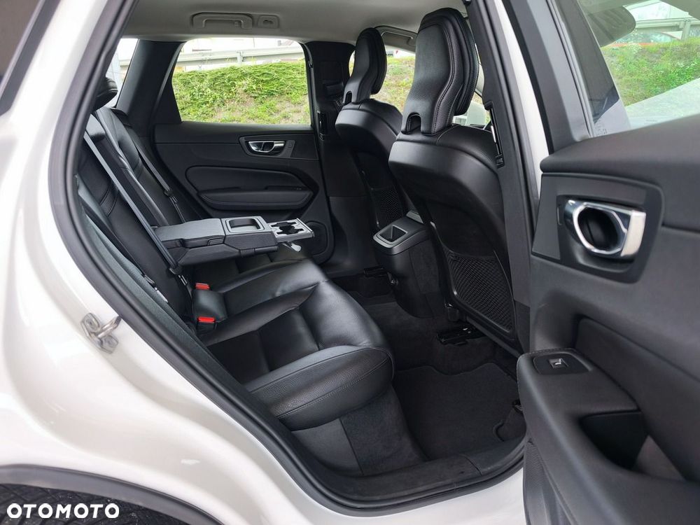 Volvo XC 60 D4 AWD Momentum - 24