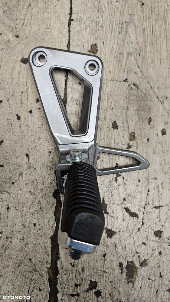 Set podnóżek pasażera Lewy Suzuki Bandit 1200 (96-00)  43700-27E50-000 - 2