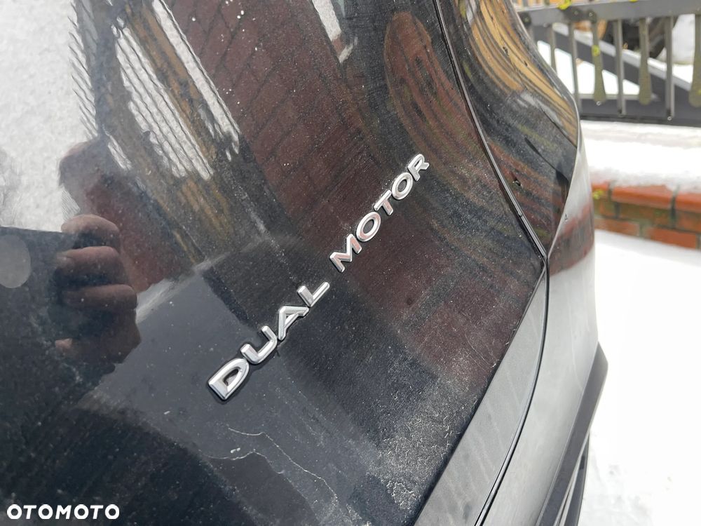 Tesla Y Long Range Dual Motor AWD - 32