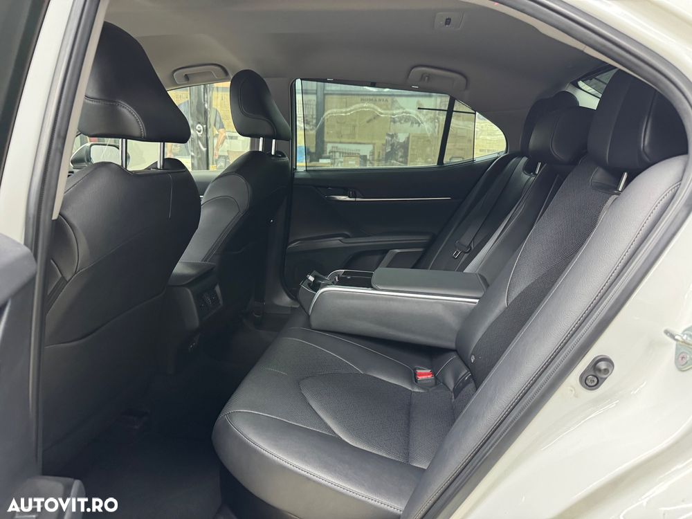 Toyota Camry 2.5 HEV Executive - 17