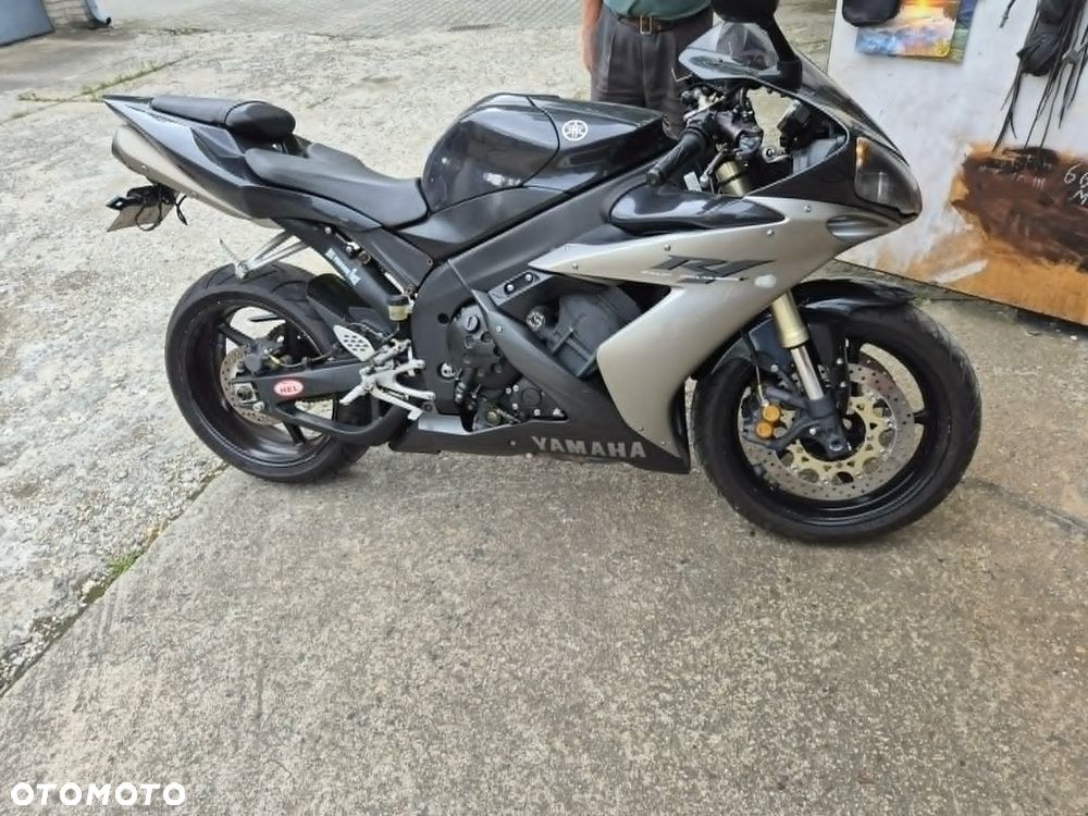 Yamaha R1 - 2