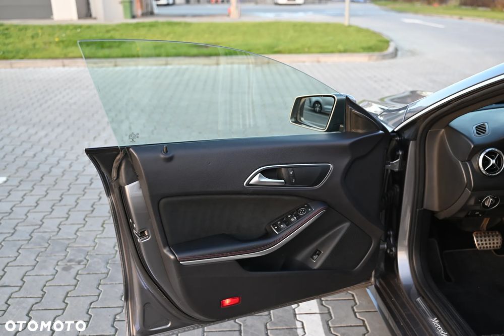 Mercedes-Benz CLA 200 7G-DCT AMG Line - 12