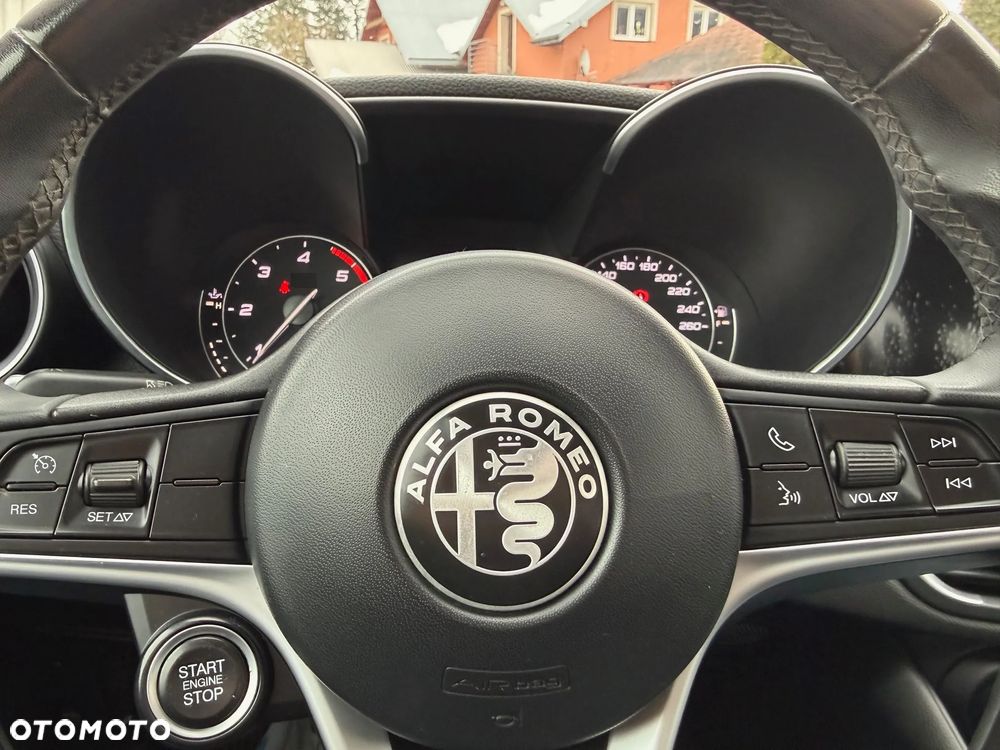 Alfa Romeo Giulia 2.2 - 18