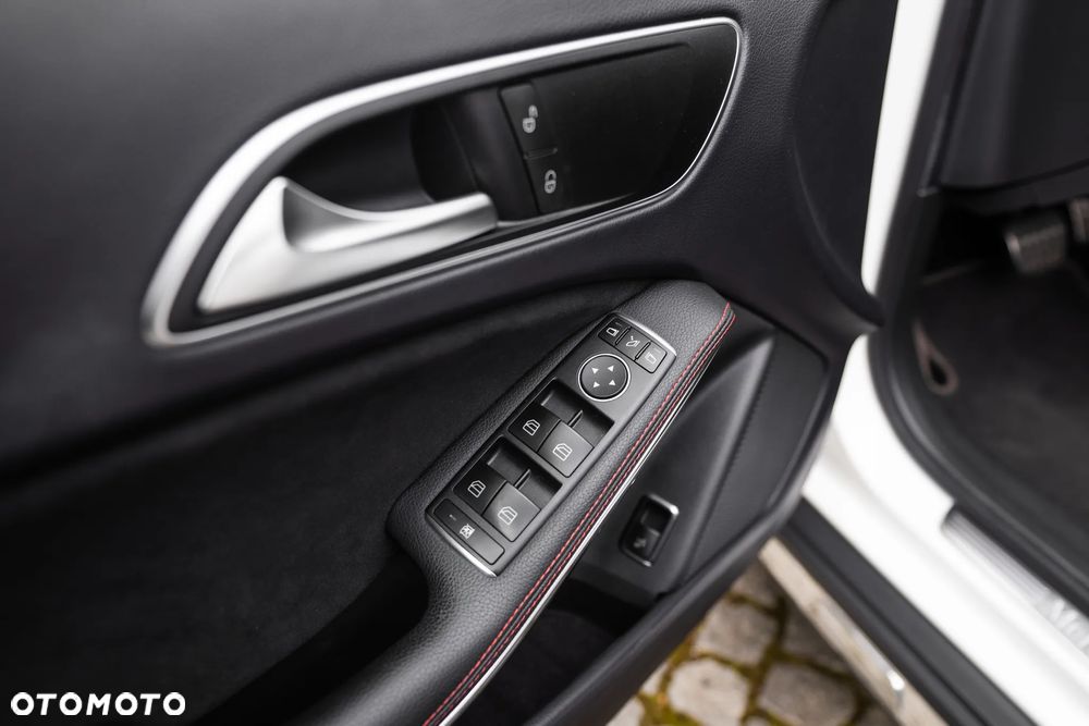 Mercedes-Benz GLA 200 7G-DCT AMG Line - 26