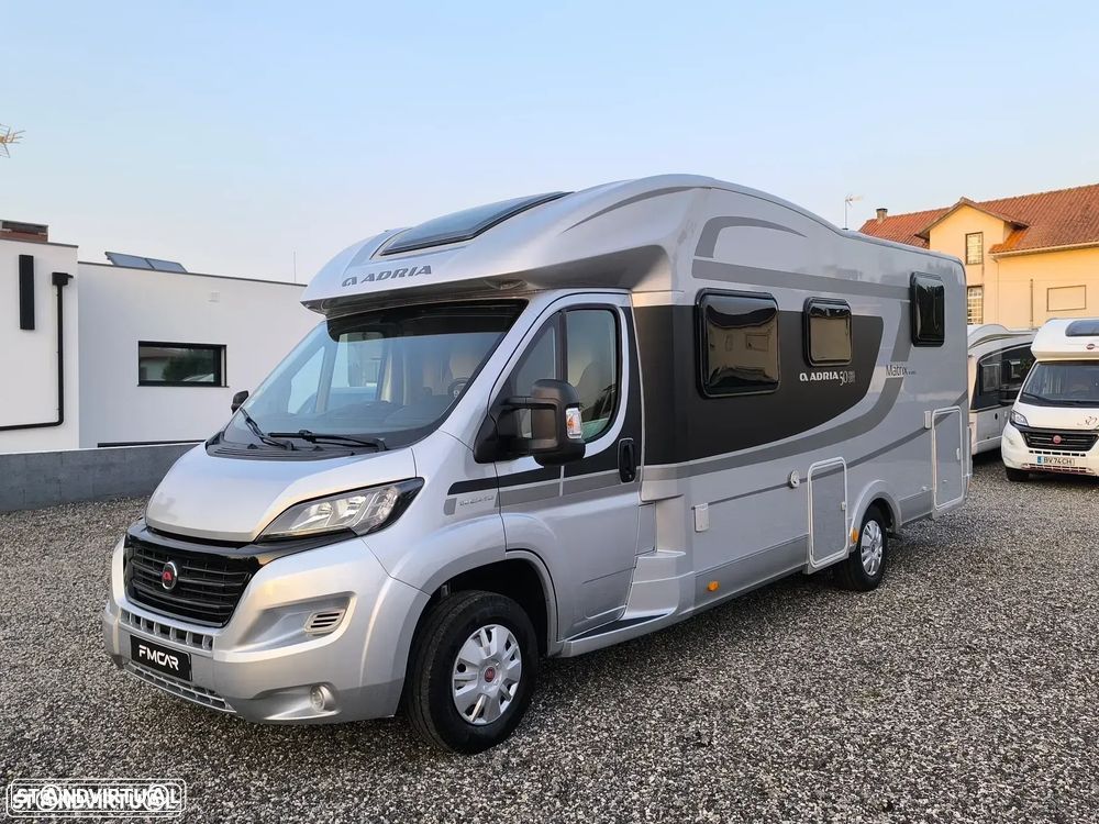 Adria Matrix M670SC 50 Anos 5lugares Cama central e basculante - 2