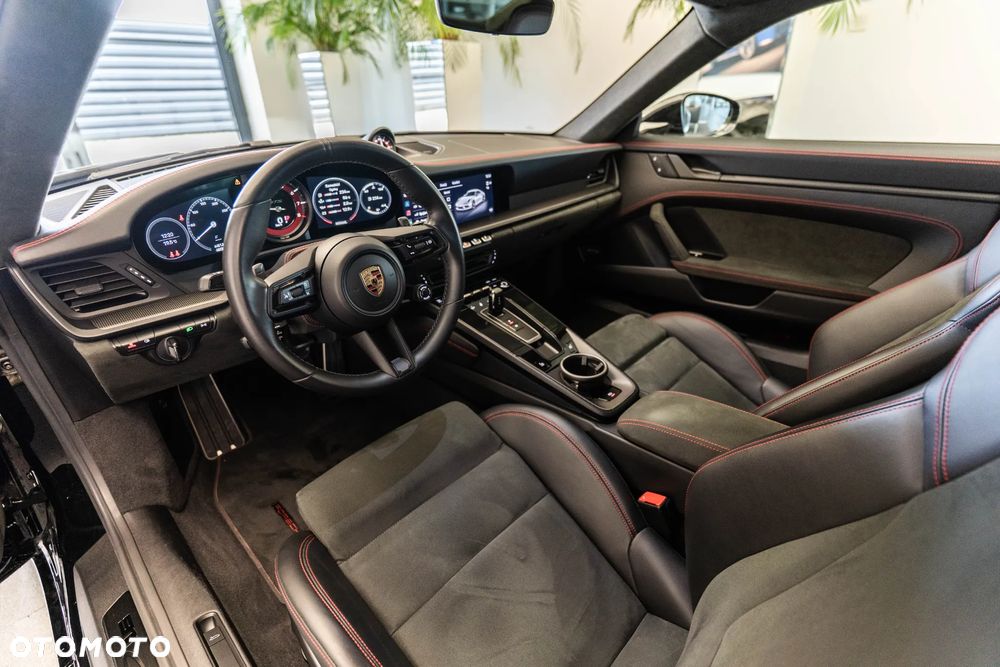 Porsche 911 Carrera 4 GTS - 18