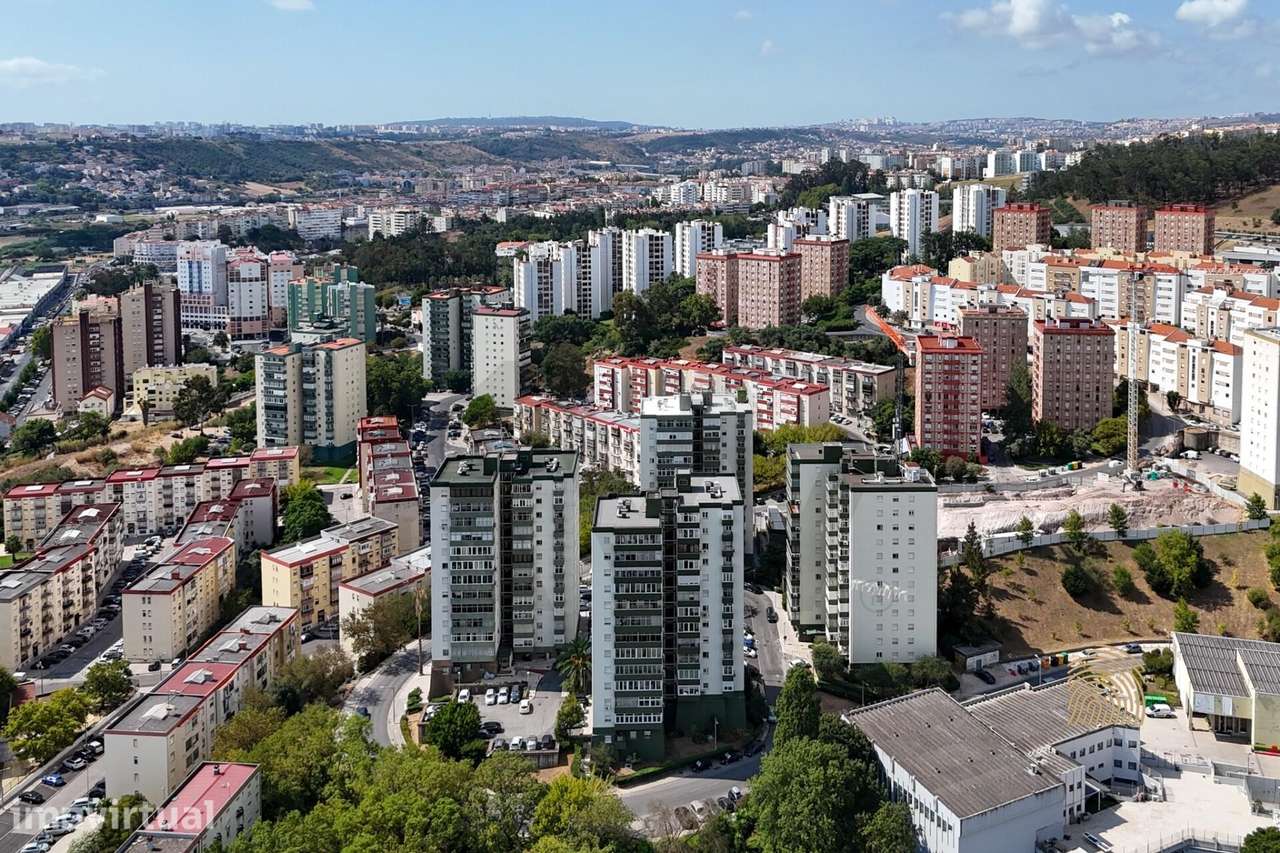 Apartamento T2 Remodelado com Varanda | Santo António dos Cavaleiros | - Grande imagem: 2/37