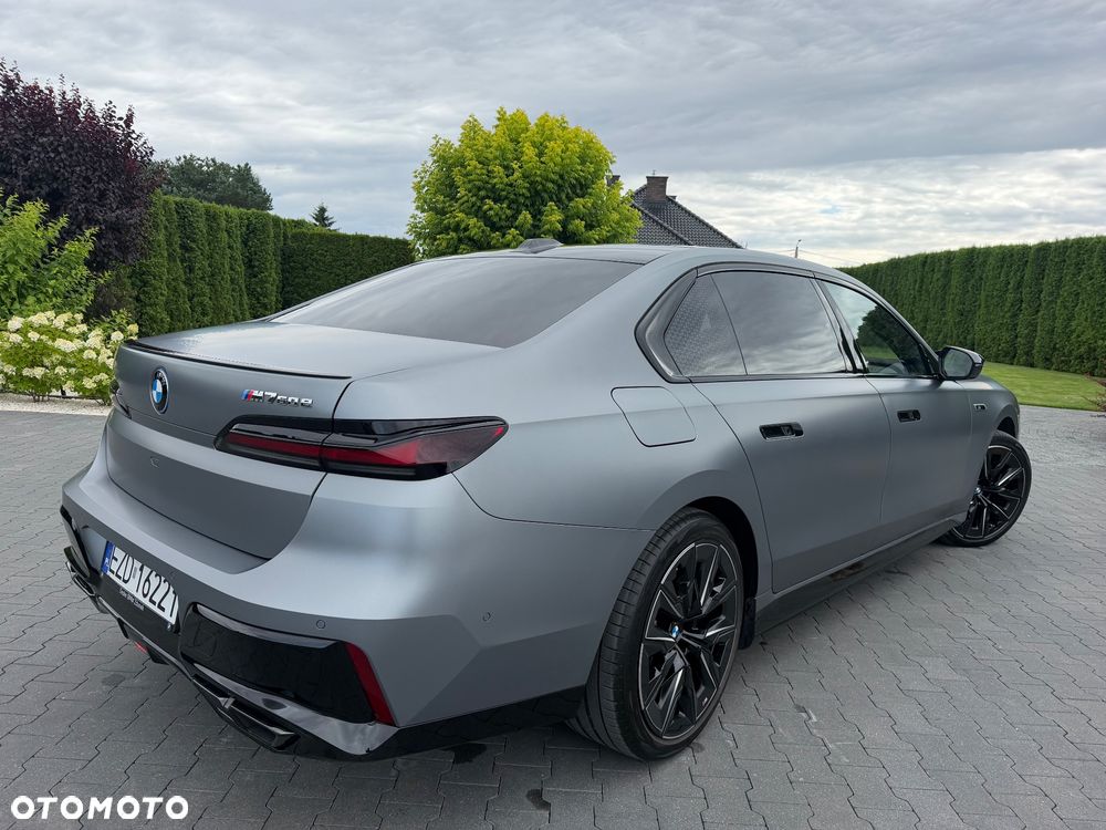 BMW Seria 7 M760e PHEV xDrive Individual Edition sport - 13