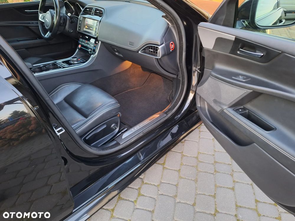 Jaguar XE 20d R-Sport - 18