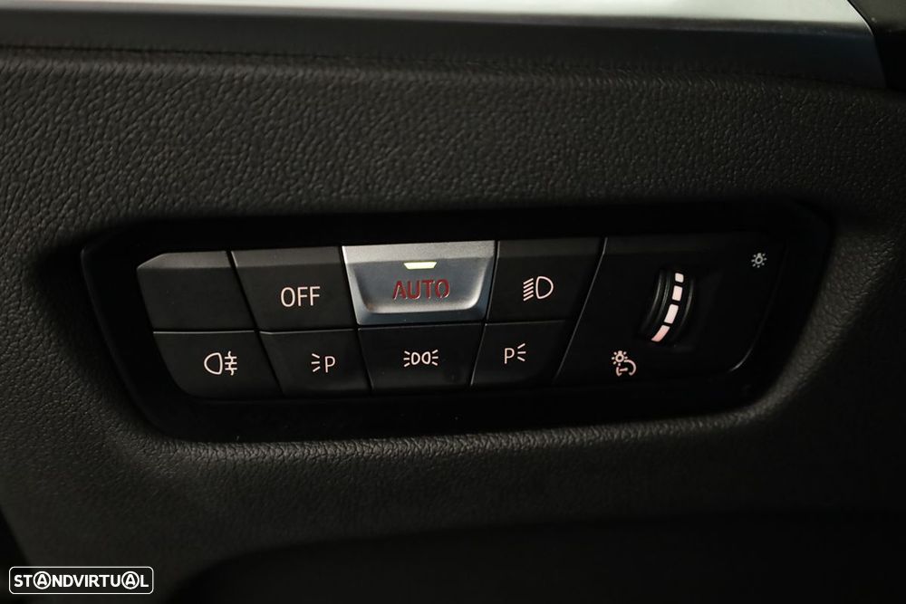 BMW 320 d Pack Desportivo M Auto - 17