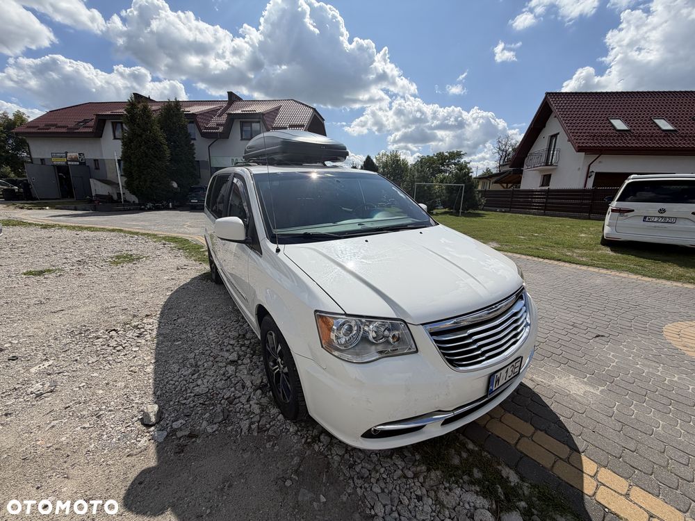 Chrysler Town & Country - 3