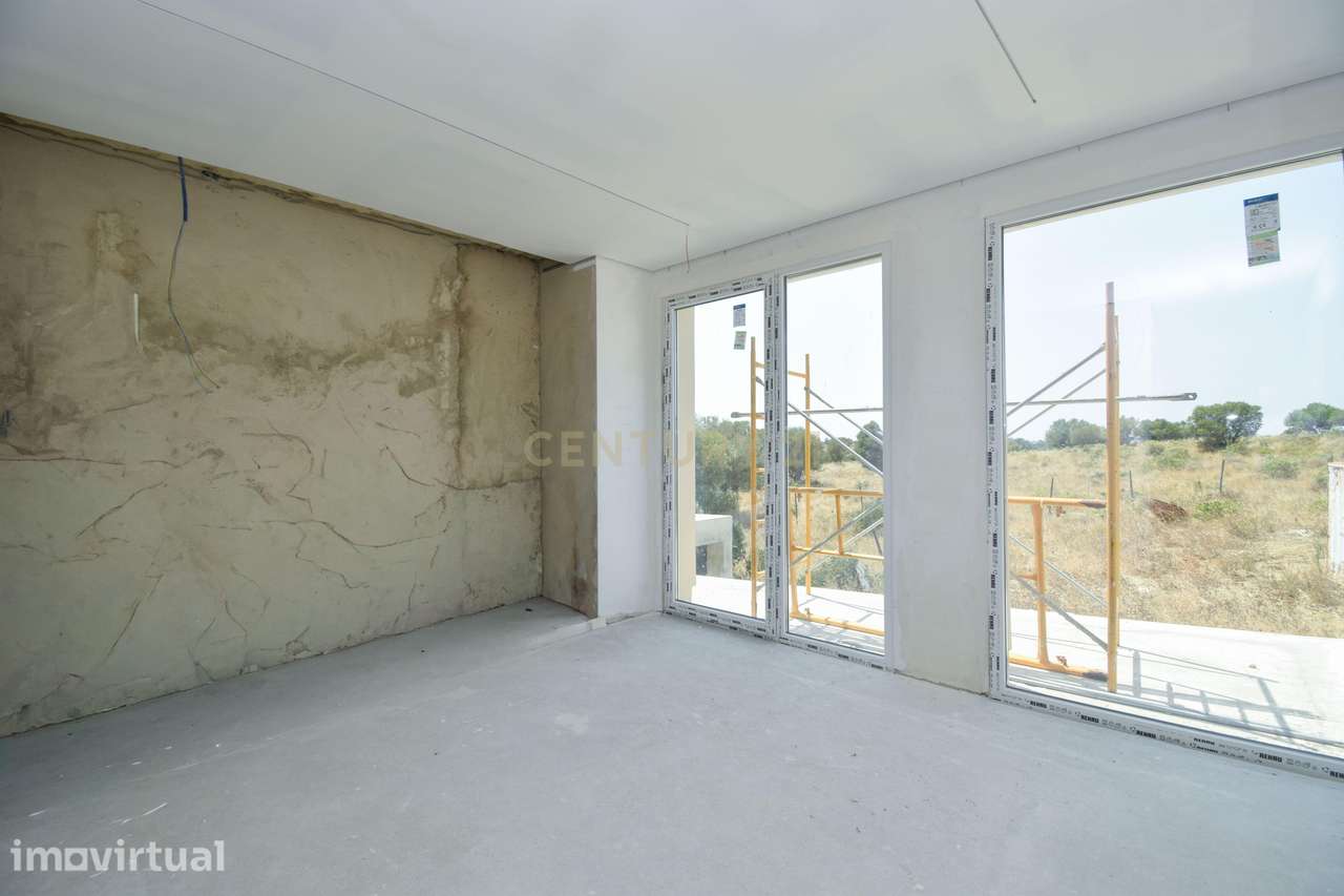 MORADIA NOVA T3+1 com PISCINA in MANIQUE/CASCAIS - 238 m² - Grande imagem: 2/16