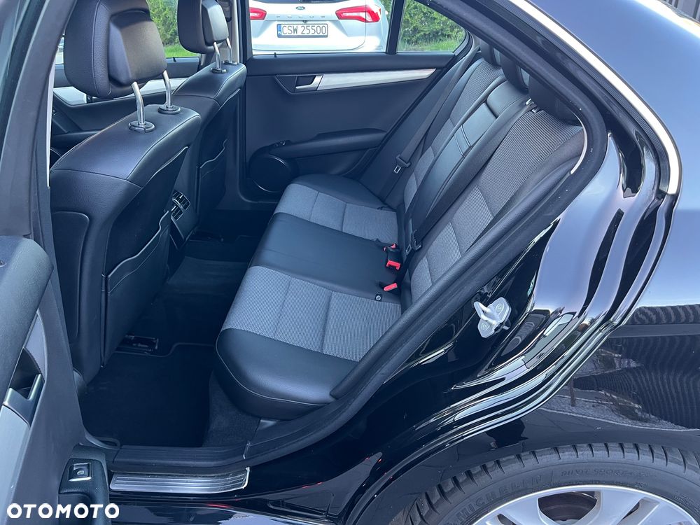 Mercedes-Benz Klasa C 180 CGI Automatik BlueEFFICIENCY Avantgarde - 13
