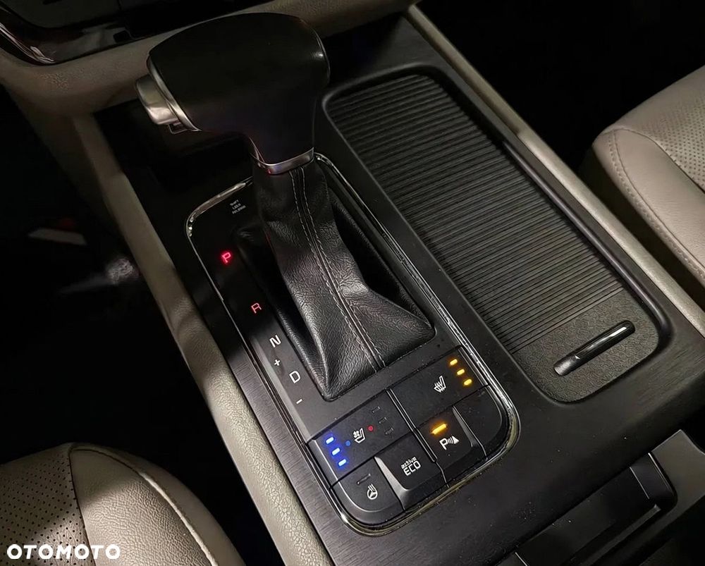 Kia Carnival - 11