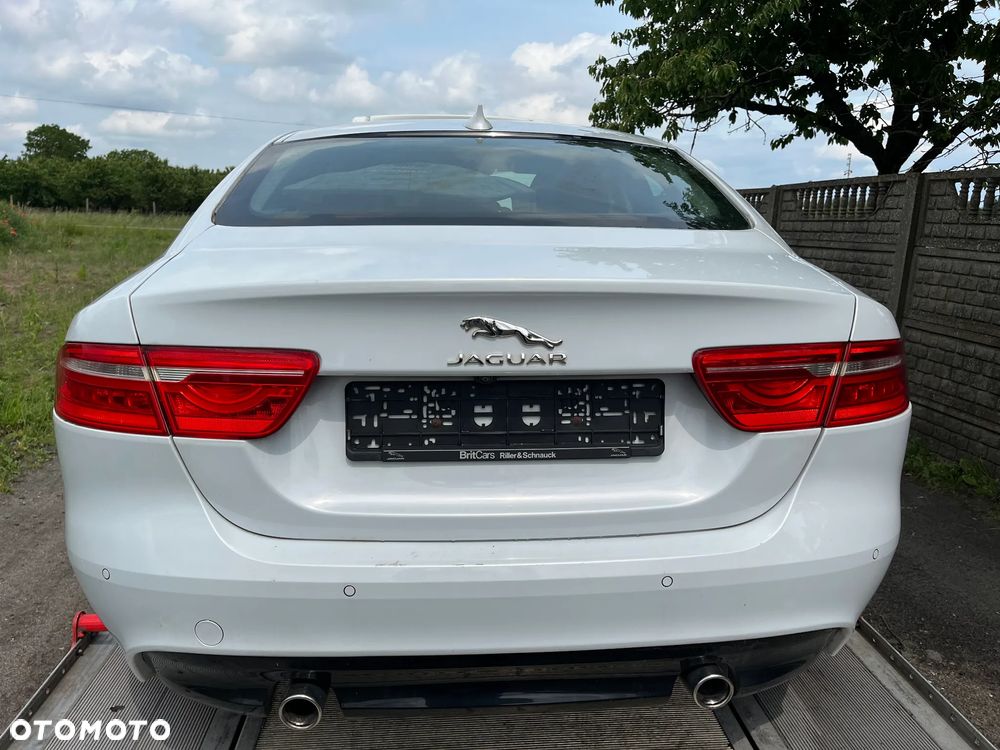 Jaguar XE 2.0 T R-Sport - 13