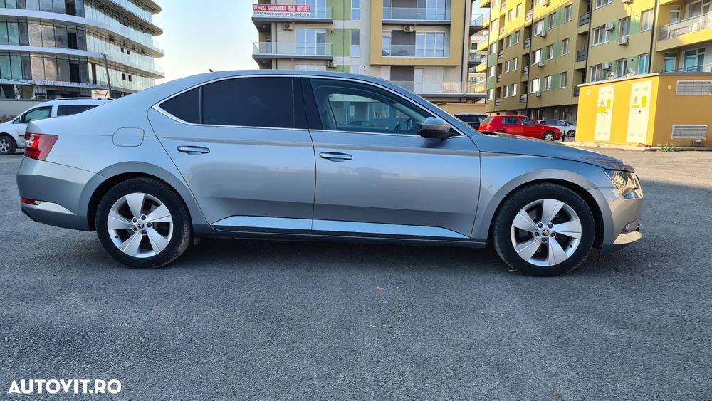 Skoda Superb 2.0 TDI DSG Ambition - 4