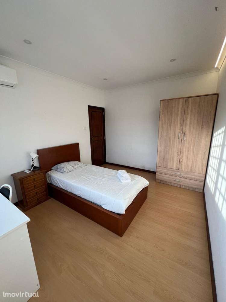 Quarto - localizado em Paranhos Porto - Grande imagem: 2/9