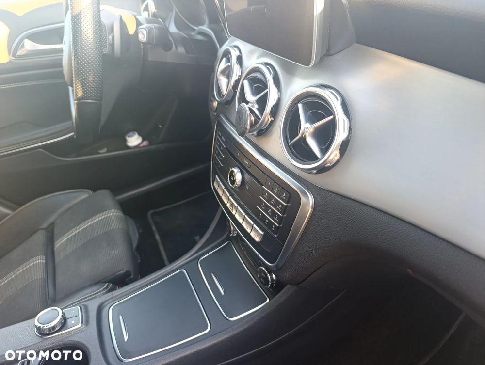 Mercedes-Benz GLA 200 7G-DCT - 25